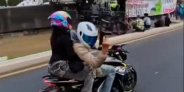 Motociclista dispara metralleta corta en Paseo de la Reforma frente a la FEMDO