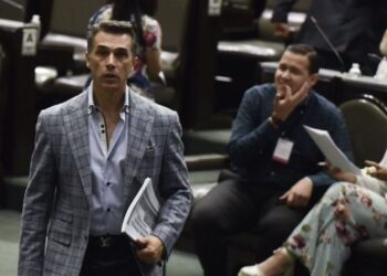 Sergio Mayer deja Morena tras choque por “La Casa de los Famosos”
