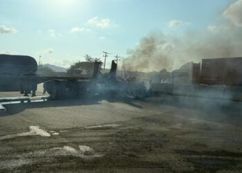 Tecomán bajo fuego: queman tráileres tras operativo contra civiles armados