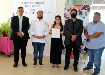 ITESHU entrega 268 títulos profesionales