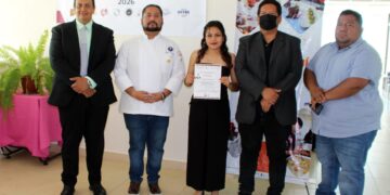 ITESHU entrega 268 títulos profesionales