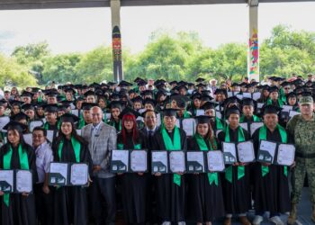 Natividad Castrejón encabeza entrega de 214 títulos profesionales en la UTMZ
