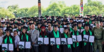Natividad Castrejón encabeza entrega de 214 títulos profesionales en la UTMZ