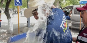 Bañan con limonada a Tony Flores en pleno recorrido; mujer afirma que fue en defensa