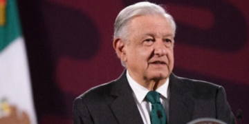 AMLO reaparece para proteger a Morena de la tormenta política.