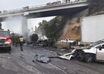 ¡Caos vial! Cierran la Chamapa-Lechería por accidente e incendio.