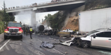 ¡Caos vial! Cierran la Chamapa-Lechería por accidente e incendio.