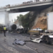 ¡Caos vial! Cierran la Chamapa-Lechería por accidente e incendio.