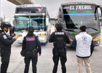 Reprimen a normalistas de Ayotzinapa en la caseta de Tlalpan.