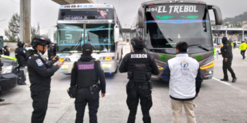 Reprimen a normalistas de Ayotzinapa en la caseta de Tlalpan.