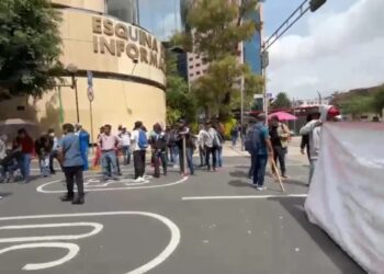 CNTE cerca medios de comunicación y aumenta presión sobre Gobierno