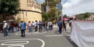CNTE cerca medios de comunicación y aumenta presión sobre Gobierno
