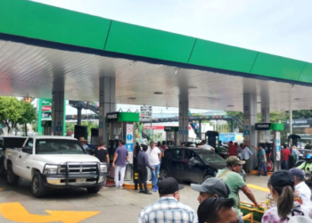 CNTE reparte gratis miles de litros de combustible en Chiapas.