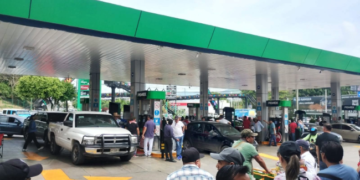 CNTE reparte gratis miles de litros de combustible en Chiapas.
