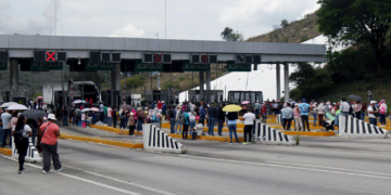 CNTE mantiene paro nacional y libera casetas aledañas a la CDMX.