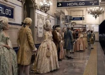 ¡VIRAL! El siglo XVI se cuela al Metro de la CDMX y causa sensación.