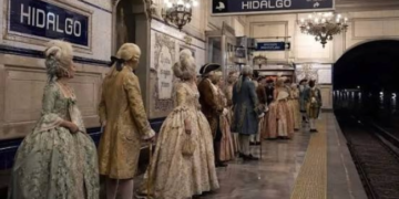 ¡VIRAL! El siglo XVI se cuela al Metro de la CDMX y causa sensación.