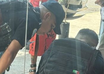 Salvan a cuatro niños abandonados dentro de un automóvil en León.