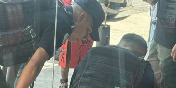 Salvan a cuatro niños abandonados dentro de un automóvil en León.