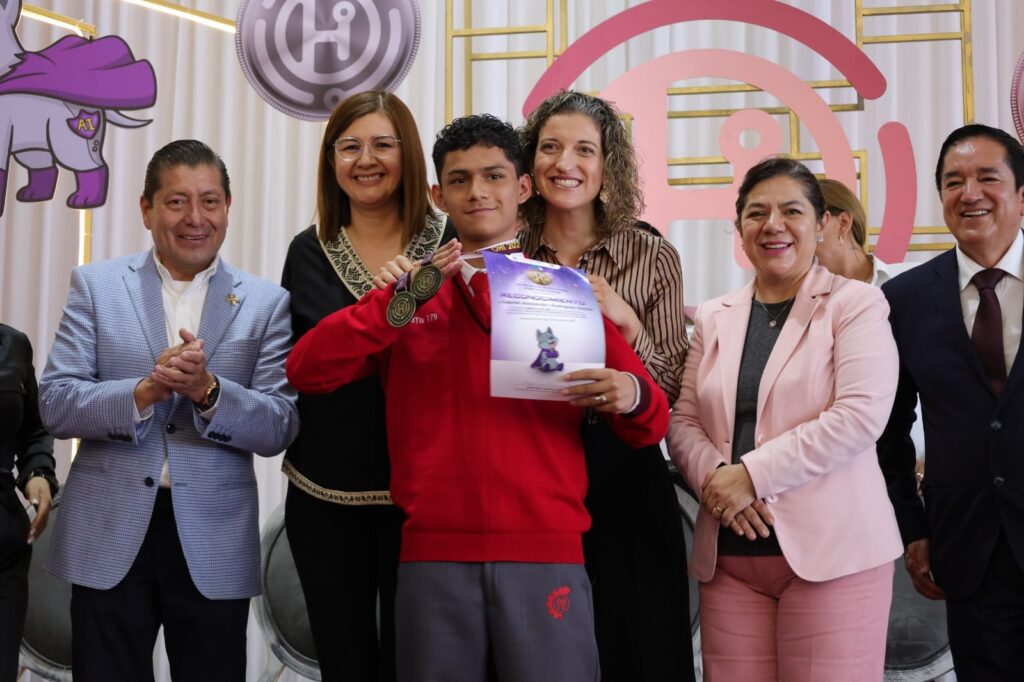 La Secretaría de Educación Pública de Hidalgo (SEPH) premió y entregó reconocimientos a las y los ganadores de la Olimpiada Hidalguense de Informática (OHI) 2026, certamen en el que participaron más de 2 mil estudiantes de primaria, secundaria y bachillerato de la entidad. La competencia forma parte de las acciones impulsadas por el gobernador Julio Menchaca Salazar y el secretario de Educación Pública de Hidalgo, Natividad Castrejón Valdez, para fortalecer el desarrollo de habilidades de razonamiento lógico-matemático y fomentar el interés por la programación entre niñas, niños y jóvenes hidalguenses. Premia SEPH a ganadores de la Olimpiada Hidalguense de Informática 2026 Durante el evento, la subsecretaria y coordinadora de Administración y Finanzas del Instituto Hidalguense de Educación (IHE), Maricarmen Mandujano Cerrilla, felicitó a las y los estudiantes por su dedicación y esfuerzo, y destacó que participar en este tipo de actividades contribuye a fortalecer la disciplina, el aprendizaje y el desarrollo de talento en áreas estratégicas para el futuro. “Ustedes decidieron asumir este reto y poner su talento, esfuerzo y conocimientos al servicio de su formación. Participar en una actividad extracurricular como esta demuestra compromiso, disciplina y el deseo de seguir aprendiendo para construir un mejor futuro”, expresó. Premia SEPH a ganadores de la Olimpiada Hidalguense de Informática 2026 Por su parte, la directora general de Tecnologías de la Información, Karina Hernández Medina, informó que en esta segunda edición de la OHI participaron estudiantes de 174 escuelas primarias, 46 secundarias y 64 planteles de educación media superior de distintas regiones de Hidalgo. En la ceremonia fueron reconocidos 12 estudiantes de las categorías Primaria 1 y Primaria 2. Asimismo, se entregaron 12 medallas en las categorías Secundaria 1 y Secundaria 2, mientras que en Bachillerato se otorgaron 12 preseas de oro, plata y bronce a las y los participantes con los mejores resultados. Nota relacionada: Fortalece IHE actualización académica en educación básica Al acto asistieron las subsecretarias de Educación Básica, Nancy Adriana León Vite; de Planeación y Evaluación, Xóchitl García Curiel; el director general del CECyTEH, José Edmundo Ramírez Martínez; el director general del CONALEP Hidalgo, Abel Rojo Muñoz, así como autoridades educativas y representantes de diversas instituciones. Premia SEPH a ganadores de la Olimpiada Hidalguense de Informática 2026