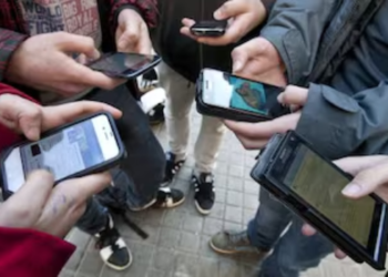 Reino Unido prohíbe redes sociales a menores de 16 años.