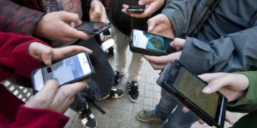 Reino Unido prohíbe redes sociales a menores de 16 años.