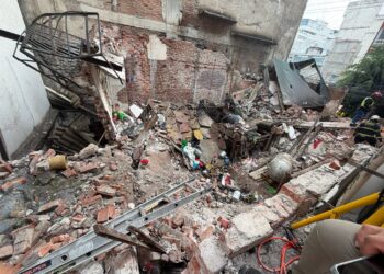 Colapsa vivienda en la Cuauhtémoc; rescatan a mujer y hallan a hijo sin vida