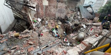Colapsa vivienda en la Cuauhtémoc; rescatan a mujer y hallan a hijo sin vida