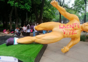 Maestros de la CNTE derriban y queman estatuas del Mundial 2026 en Paseo de la Reforma