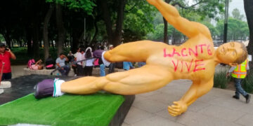 Maestros de la CNTE derriban y queman estatuas del Mundial 2026 en Paseo de la Reforma