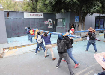 Entre incendios y cristales rotos: CNTE radicaliza movilizaciones en CDMX