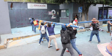 Entre incendios y cristales rotos: CNTE radicaliza movilizaciones en CDMX