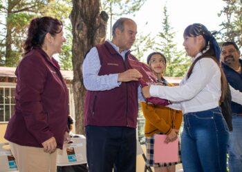 Continúa registro para acceder a uniformes, útiles y calzado escolar gratuitos
