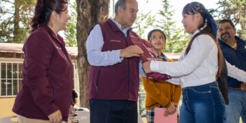 Continúa registro para acceder a uniformes, útiles y calzado escolar gratuitos