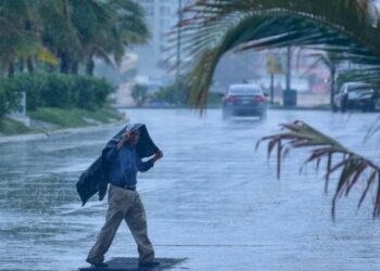 Frente frío fuera de temporada y ondas tropicales mantienen lluvias intensas en el país