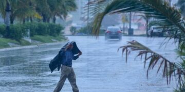 Frente frío fuera de temporada y ondas tropicales mantienen lluvias intensas en el país