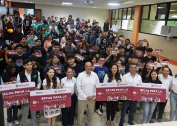 Becas para la Transformación llegan a estudiantes de Chapulhuacán y Jacala