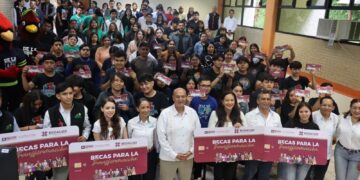Becas para la Transformación llegan a estudiantes de Chapulhuacán y Jacala