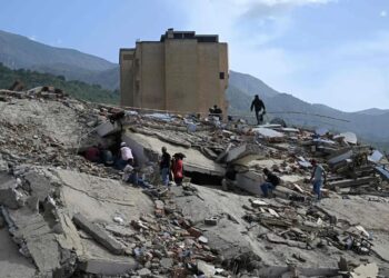 Suman 920 muertos y 50 mil desaparecidos tras terremotos en Venezuela