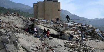 Suman 920 muertos y 50 mil desaparecidos tras terremotos en Venezuela