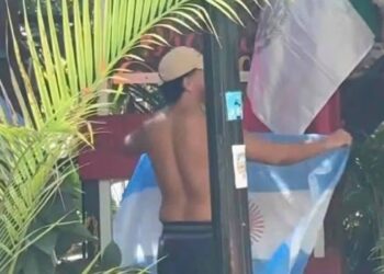 Retiran bandera mexicana y colocan la de Argentina (VIDEO).
