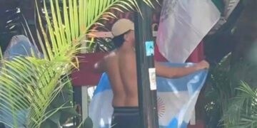 Retiran bandera mexicana y colocan la de Argentina (VIDEO).