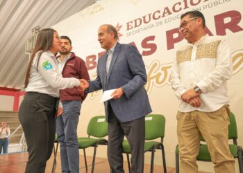 Natividad Castrejón entrega más de mil Becas para la Transformación en la UPFIM