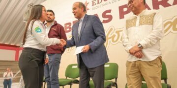 Natividad Castrejón entrega más de mil Becas para la Transformación en la UPFIM