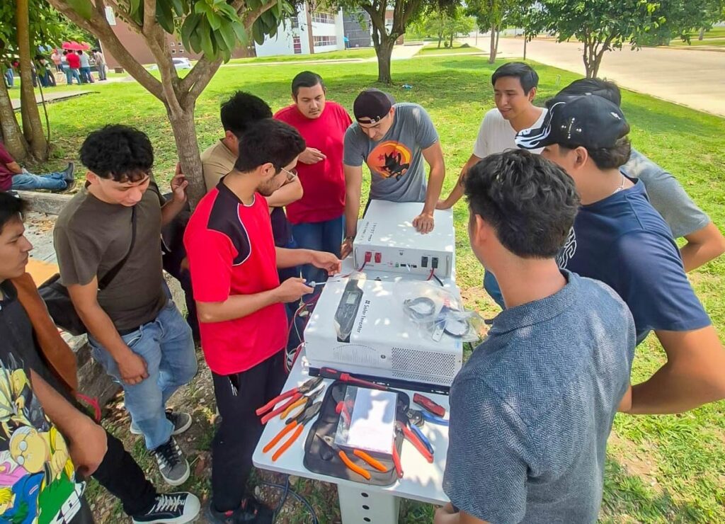 La Universidad Politécnica de Huejutla (UPH) fortaleció la formación profesional de estudiantes de noveno cuatrimestre de Ingeniería en Energía mediante el taller "Instalación y Cálculo de Sistemas Fotovoltaicos Autónomos", impartido por especialistas de la empresa DC Energy. Durante la capacitación, las y los estudiantes adquirieron conocimientos teóricos y prácticos sobre el diseño, cálculo e instalación de sistemas fotovoltaicos autónomos (off-grid), tecnología que permite generar energía eléctrica en zonas donde no existe acceso a la red pública. A través de esta actividad, el alumnado reforzó sus competencias profesionales en el aprovechamiento de energías renovables y fortaleció las habilidades técnicas necesarias para responder a las necesidades actuales del sector energético y contribuir al desarrollo sostenible. El taller también fortaleció la vinculación entre la universidad y el sector productivo, al acercar a las y los estudiantes a tecnologías de aplicación real y a las demandas de una industria que impulsa soluciones energéticas limpias y eficientes. Con estas acciones, la UPH refrenda su compromiso con la formación de profesionistas altamente capacitados, capaces de desarrollar proyectos que favorezcan el crecimiento social, económico y ambiental de la región. Nota relacionada: Natividad Castrejón encabeza recital poético en honor a Efrén Rebolledo (FOTOGALERÍA) Estas acciones reflejan la política educativa que impulsan el gobernador Julio Menchaca Salazar y el secretario de Educación Pública de Hidalgo, Natividad Castrejón Valdez, para fortalecer una educación superior de calidad, vinculada con el sector productivo y orientada a la innovación, la sostenibilidad y el desarrollo de las juventudes hidalguenses.