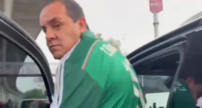 Increpan a Cuauhtémoc Blanco rumbo a partido México-Inglaterra (VIDEO).