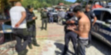 Hallan a un joven muerto y a dos heridos de bala en La Marquesa.