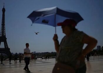 Francia en alerta por calor extremo; museos reducen horario.