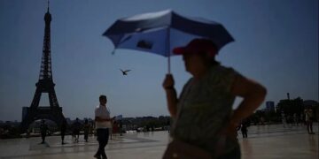 Francia en alerta por calor extremo; museos reducen horario.
