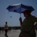 Francia en alerta por calor extremo; museos reducen horario.
